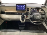 車内は光触媒抗菌消臭施工済です。インパネ周りはスタイリッシュなデザインで機能や装備も充実しています。グローブボックスやカップホルダーのほかにトレーなどたくさんの収納スペースが付いています。