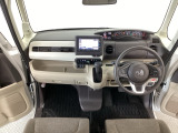 【前方視界】開放的な前方視界!運転がしやすく疲れにくいです♪窓が大きく、見通しがとっても良いおクルマですよ♪