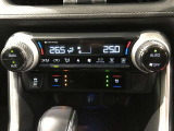 左右独立温度コントロールフルオートエアコンです。運転席、助手席それぞれで独立して温度設定ができます。冷え性の方が乗っても安心ですね♪