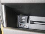 【コネクタ】USB充電用端子が備わっています。