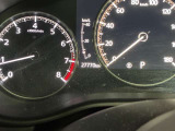 視認性に優れたメーターを採用しており、走行中でも車速や情報が分かりやすく表示されます。運転時の視線移動をむりのない範囲に抑え、快適で安心感のあるドライブをサポートします。