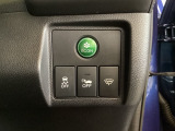 VSA装備車です。VSAはドライバーの操作と車の動きを見守っています。もし車の挙動が乱れたとき、4輪別々にブレーキをかけたり、エンジンパワーをしぼることによって車を安定させます。