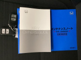 メンテナンスノート【点検整備記録簿・保証書】、取説も揃ってます。スマートキーはバッグなどにしまったままボタン操作でエンジンの始動・停止ができて大変便利です。