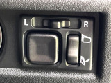 【電動格納ミラー】サイドミラーは電動格納式となっており、狭い駐車場でもキズがつくリスクを抑えられます。