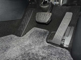 運転席アクセル・ブレーキペダル