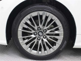 18インチアルミホイール(ハイパークロームメタリック塗装)を装着しています。タイヤサイズ225/45R18