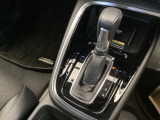 シンプルでとても使いやすいフロアシフトに、パーキングブレーキは、電子制御パーキングブレーキです。
