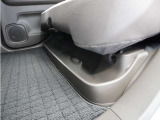 ◆リアシートアンダートレー◆濡れた傘や置靴などをすっきりとしまえる大型のトレー。取り外して、手軽にお手入れもできます。
