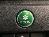 ECON モードをON にするとアクセルペダルの動きに対するエンジンの反応とエアコンの制御を切り換えることで、燃費のいい運転をするドライバーがペダルを踏んだ時と同じようにエンジンを制御します。