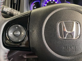 ステアリングスイッチがついていますので、オーディオのチャンネル変更、ボリューム、ジャンル変更が操作可能です。ハンドルから手を離さず安全に操作できます。