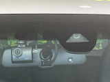 【ホンダセンシング】走行中に前方の車両等を認識し、衝突しそうな時は警報とブレーキで衝突回避と被害軽減をアシスト。より安全にドライブをお楽しみいただけます。