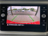ギアをリバースに入れると車両後方の映像を映し出します。画面にはガイドラインが表示され、車庫入れや縦列駐車などの際に安全確認をサポートします。