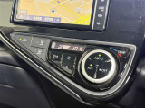 【オートエアコン】「AUTO」スイッチを押すだけで、冷暖房の切り替えや風量、吹き出し口の調整などを自動で行います。