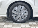 スチールホイール。純正ホイールカバー付き。タイヤサイズは185/60R16です。