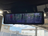【デジタルインナーミラー】後席の大きな荷物や同乗者で後方が確認しづらい時でも安心!カメラが撮影した車両後方の映像をルームミラー内に表示。クリアな視界で状況の確認が可能です!