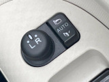 【電動格納ミラー】サイドミラーは電動格納式となっており、狭い駐車場でもキズがつくリスクを抑えられます。