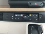 オートエアコン装着車で車内はいつも快適です!