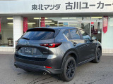 【ブラインド・スポット・モニタリング】隣車線を後方もしくは側方から接近する車両を検知してドアミラーに表示。その状態でのウインカー操作の際には警報音で危険をお知らせ。駐車場からバックで出庫の際にも活躍