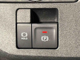 指先だけで簡単に操作が可能な電動パーキングブレーキを採用。「HOLD」スイッチを押すと、渋滞や信号待ちなどでブレーキペダルから足を離しても、ブレーキを保持するので安心です
