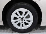 樹脂キャップ付きアルミホイールを装備、タイヤサイズは195/65R15です。