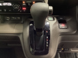 CVT車のセレクトレバーです。低速から高速まで、変速ショックのないスムーズな走りと、エンジン効率のよい領域を維持して燃費にも貢献します。サイドブレーキはスイッチ操作の電子制御パーキングブレーキです。