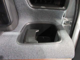 運転席側ドリンクホルダー付いています。