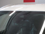 上部のカメラで前方の車両や歩行者を検知し、衝突するおそれがあると警報音と共にエマージェンシーブレーキ/踏み間違い衝突防止アシストが作動します。さらに危険性が高まったときは、強いブレーキがかかります。