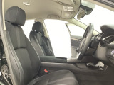 広い足元にゆったり座れるシートには肘掛けも装備しており長距離の運転でも疲れにくくなってます。