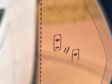 【ブラインドスポットモニター】走行中、ドアミラーの死角になりやすい箇所に後続車が接近するとサイドミラーのレンズに警告を表示!ドライバーに注意喚起をしてくれます。