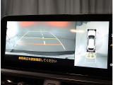 パノラミックビューモニター。車両を上から見たような映像を表示。運転席から目視しにくい車両周囲の状況をリアルタイムで確認できます。