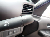 オートライト機能が装備されており暗い場所に入ると車両が検知しライトのON・OFFを自動的に切り替えてくれますので非常に便利な装備です♪