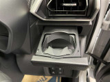 運転席と助手席には、格納式のドリンクホルダーが装備されています。