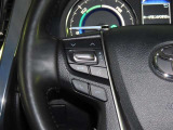 ステアリングスイッチ付きで、運転中に視線を前に向けたまま操作できます。