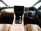 上質で落ち着いた印象のインパネ。視界も広々で運転しやすいです。