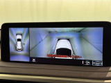パノラミックビューモニターを装備。駐車場や交差点でクルマを真上から見るように周囲を確認できます。機能の詳細は販売店スタッフまでおたずねください。