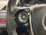 ステアリングにオーディオ操作スイッチが付いています。オーディオ画面に直接タッチしなくても操作が出来ますので、運転に集中できます。
