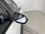 【ブラインドスポットモニター】巻き込み事故防止や、車線変更時の事故も予防します。