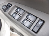 パワーウィンドウは運転席のスイッチのみオート機能も装備!お子様が一緒の時も安心のウィンドウロック付き♪更にドアミラーは電動式の角度調整&格納機能付きなので狭い所で大活躍!
