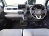視界広々で非常に運転しやすくロングドライブでも疲れを感じさせないすっきりとまとまったインパネ周りです。