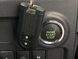 【スマートキー】カバンやポケットに入れたままでもドアの施錠・解錠が可能なスマートキーを装備。エンジンのオン・オフ時もカギを取り出す必要が無いからとっても便利です♪