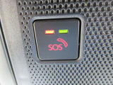 頭上にはSOSボタンを設置。いざというときに緊急時、こちらを押すことでオペレーターと接続し、緊急対応をしてもらうことができます。