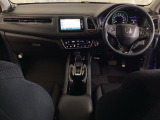 車内は光触媒抗菌消臭施工済です。インパネ周りはスタイリッシュなデザインです。グローブボックスやカップホルダーのほかにトレーなどたくさんの収納スペースが付いています。