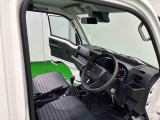見易い計器類と運転し易いドライビングポジションは、視角も少なく前方&左右の見切りが良く運転し易いクルマです