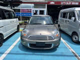人気のMINI ONE入庫しました おしゃれなデザインとコンパクトで運転しやすく、街乗りからロングドライブまで快適です 認証工場でしっかり整備してから納車いたします お気軽にお問い合わせください