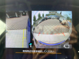 【フロント&サイドカメラ】ドライバーから見にくい死角部分を映像で確認できる前方と左側面にカメラを装着。見通しがきかない場所や住宅密集地などを運転することが多い人におすすめの安心装備です。
