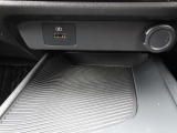 USBソケット装備!走行中スマホやタブレットも充電出来ます♪