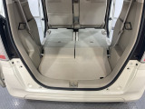 後席背もたれを倒せばちょっと大きめの荷物や長いものを積みたい時に便利です。