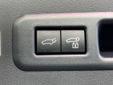【パワーバックドア】スマートキーや運転席のボタンを押すだけでリアゲートが自動で開閉します!荷物を持っている時や、高い位置にあるバックドアを閉める際に便利な機能です♪