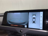 パノラミックビューモニターシステムが付いているので車の上から見た映像が確認できますよ。 一目で車両周辺の情報を確認できますが、直接安全をご確認下さい。
