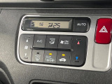 【オートエアコン】一度お好みの温度に設定すれば、車内の温度を検知し風量や温度を自動で調整。暑い&hellip;寒い&hellip;と何度もスイッチ操作をする必要はありません。快適な車内空間には必須の機能ですね♪